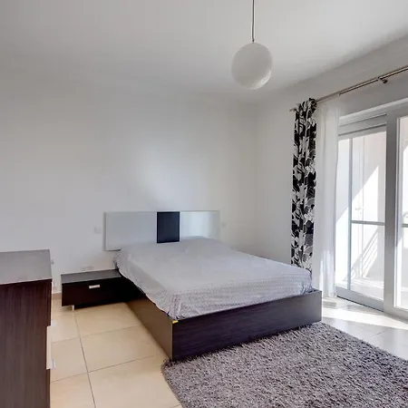 Apartment With Pool Sliema
