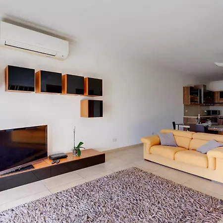 Apartment With Pool Sliema